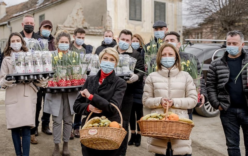 Raluca Turcan, după ce a dus flori şi fructe vârstnicilor: Am retrăit astăzi fericirea acelora care încă îşi pot întâlni bunicii, Mi-era dor să ascult cuvintele calde ale celor cu argint în păr şi aur în inimi