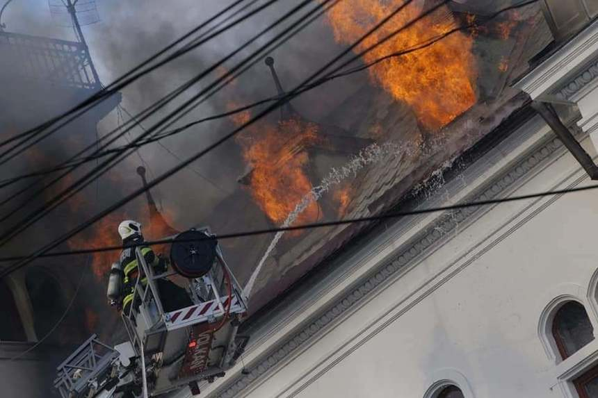 Incendiul de la Palatul Administrativ din Suceava a pornit de la un conductor electric defect / Parterul şi etajul clădirii, puţin afectate