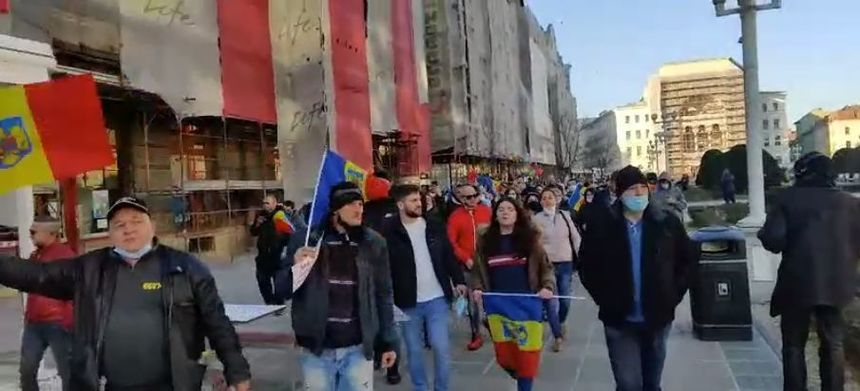 Protest la Timişoara, înainte de intrarea în vigoare a carantinei. Sute de oameni s-au adunat în Piaţa Operei – FOTO