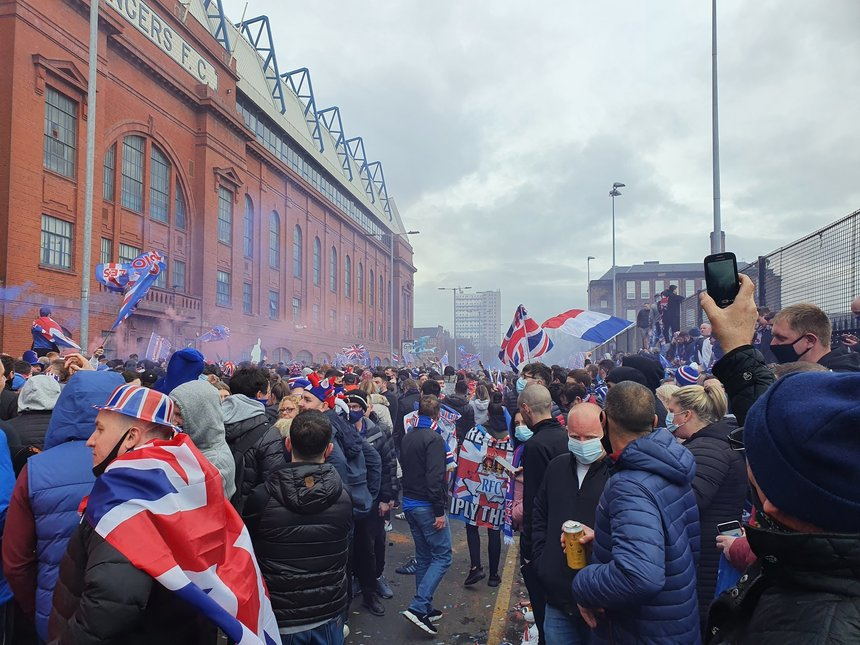 Glasgow: Fanii au început să se strângă în faţa stadionului şi în centrul oraşului, pentru a sărbători titlul obţinut de Rangers. Ministrul Yousaf reaminteşte că adunările nu sunt permise – VIDEO