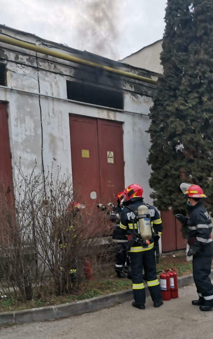 Intervenţie a pompierilor la un post de transformare din curtea Spitalului Municipal Dej / Mai multe elemente din tabloul pentru siguranţe s-au aprins / Policlinica şi zona administrativă, fără curent