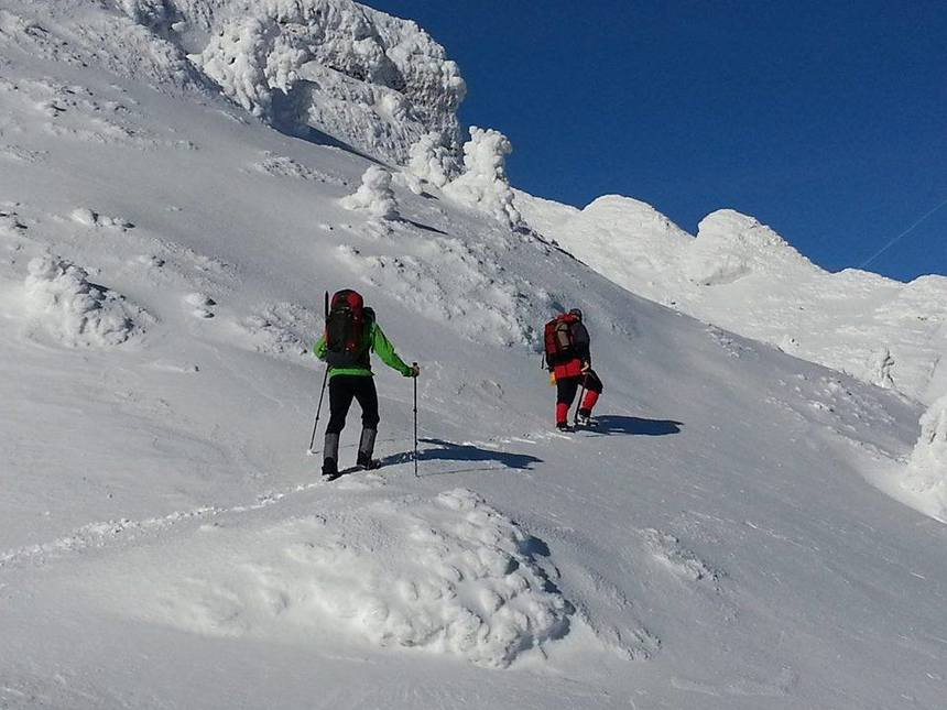 Risc maxim de avalanşă în Masivul Bucegi / Turiştii sunt avertizaţi să evite drumeţiile montane – VIDEO