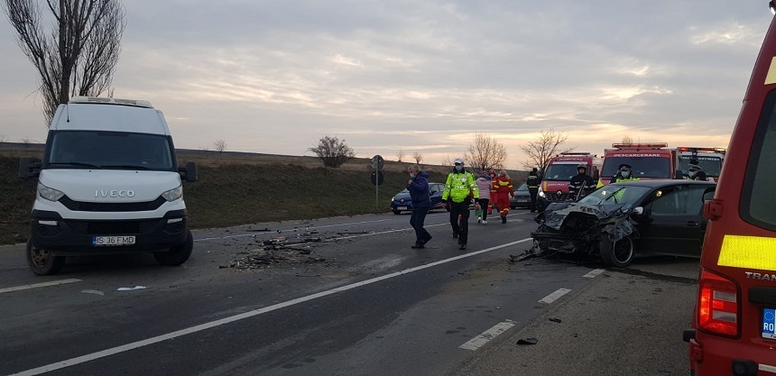 Şapte persoane au fost rănite într-un accident produs n zona localităţii Podu Iloaiei, între un microbuz şi un autoturism – FOTO