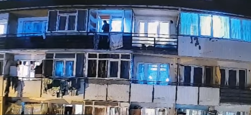 Piteşti: Familie care locuieşte în blocul social al Primăriei, filmată în mod repetat aruncând gunoiul peste balcon. Administraţia anunţă că cere în instanţă evacuarea – VIDEO