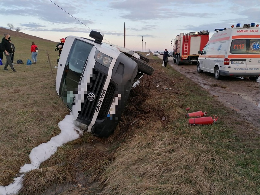 Argeş: Cinci răniţi în urma unui accident în care au fost implicate un autoturism şi un maxi taxi. Primele date arată că un şofer băut a acroşat microbuzul în timpul unei depăşiri – FOTO