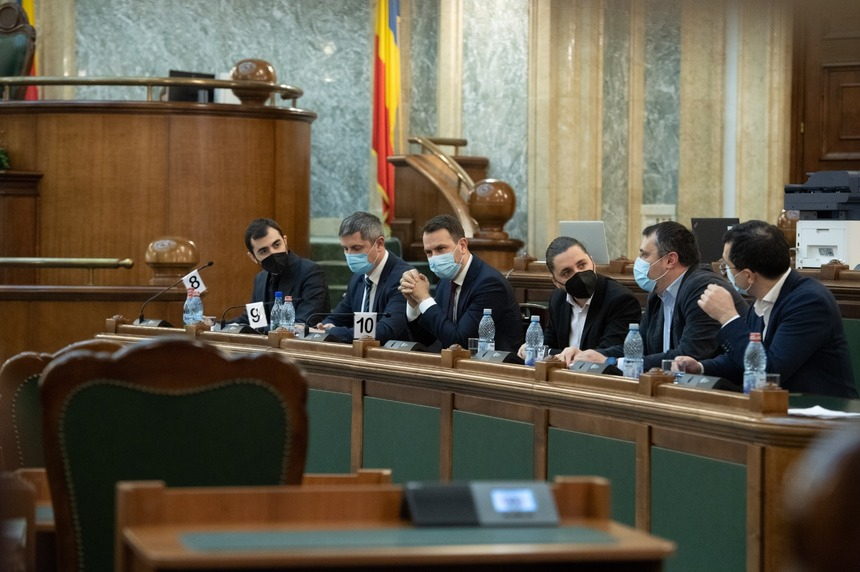 Barna, despre proiectul privind înfiinţarea unui Registru al lucrătorilor Securităţii: Îl susţin fără rezerve. Pesedişti, votaţi? Aveţi curaj să vă uitaţi în oglindă?