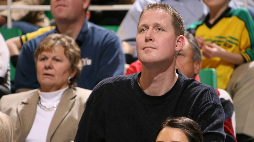 Foastul baschetbalist Shawn Bradley, paralizat după un accident