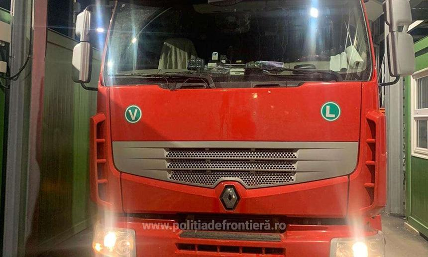 Poliţiştii de frontieră au descoperit 46 de cetăţeni străini, ascunşi într-un camion, la vama Borş II – VIDEO