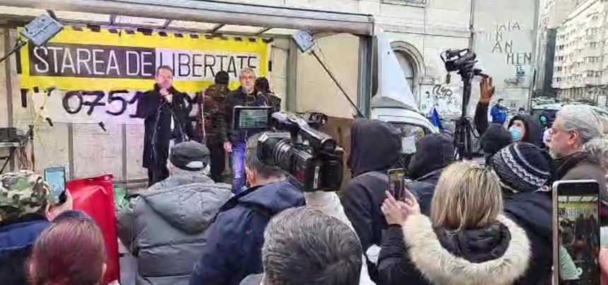 Mai multe sute de persoane protestează în Piaţa Victoriei împotriva măsurilor pentru combaterea COVID-19