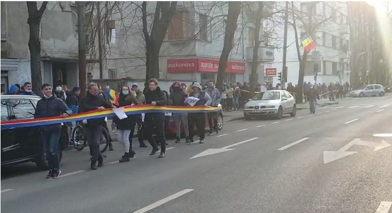 Aproximativ 100 de persoane au protestat la Timişoara / Jandarmi au dat câteva amenzi pentru nepurtarea măştii de protecţie – FOTO