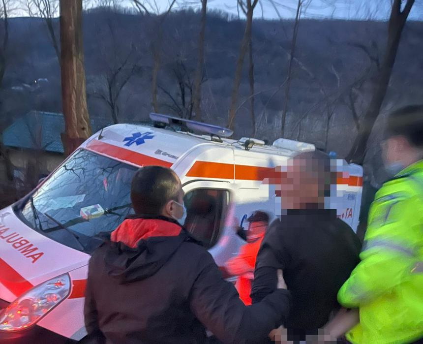 Vrancea: Poliţiştii au intervenit în cazul unui bărbat care s-a încuiat în locuinţă şi ameninţa că se sinucide – FOTO