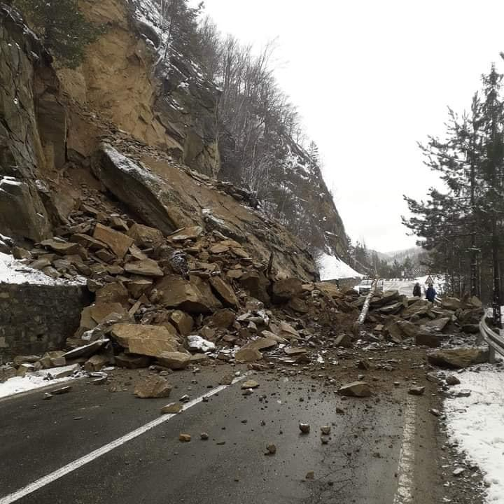 Buzău: Circulaţia pe DN 10, blocată după ce o stâncă de mari dimensiuni s-a prăbuşit pe şosea, a fost reluată după cinci zile