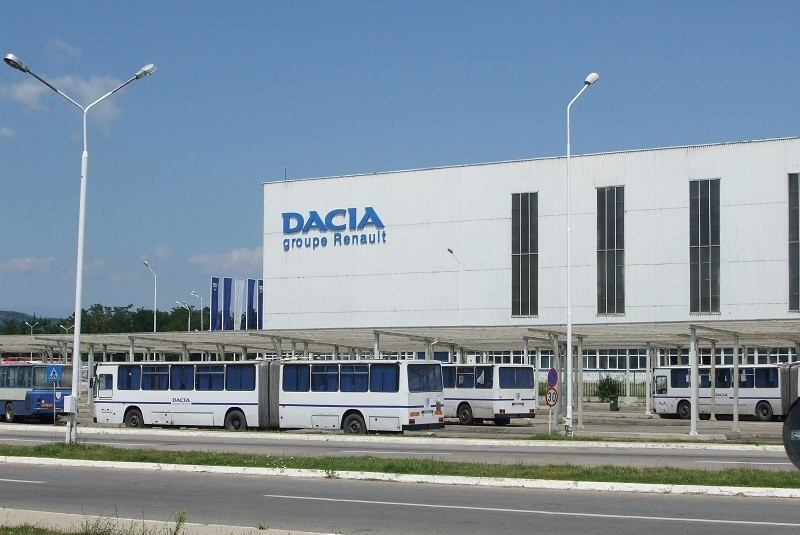 Uzina Dacia, afectată de criza privind producţia de conductori auto. 9000 de salariaţi nu vor lucra timp de şapte zile, în luna aprilie