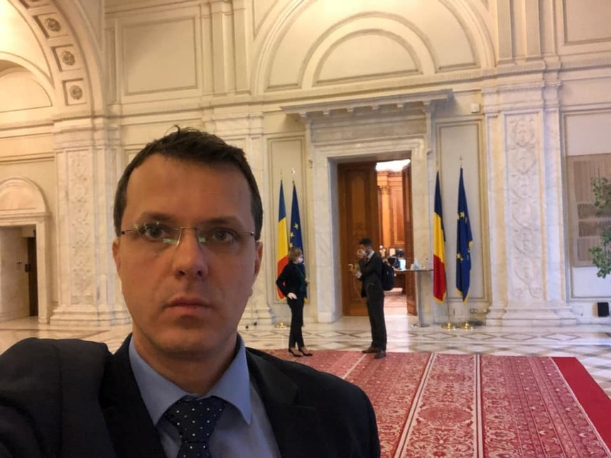 Liderul deputaţilor USR PLUS, Ionuţ Moşteanu, membru al Comisiei pentru Transporturi: Toată povestea are legătură cu faptul că, după 20 de ani, ministrul Drulă şi conducerea nouă a Metrorexului au tăiat accesul domnului Rădoi la banii public