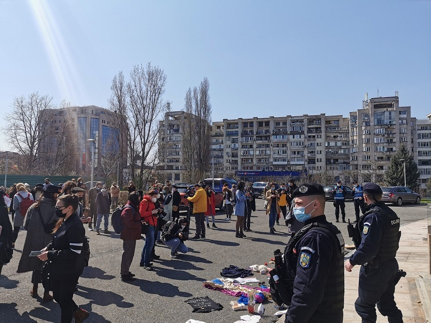 „Ziua Supravieţuirii” – Proteste ale artiştilor independenţi la Ministerul Culturii şi în alte oraşe / FOTO