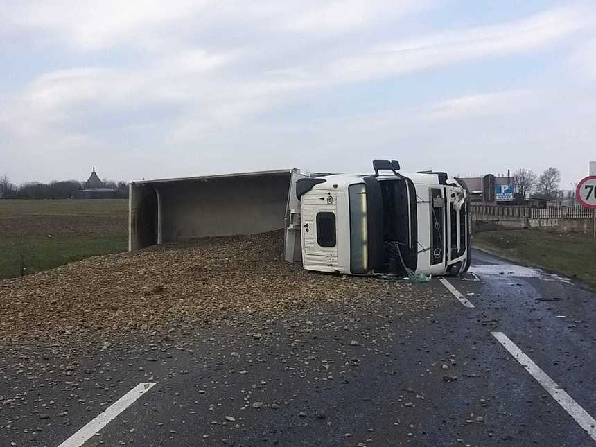 Vrancea: Accident pe DN 2, fiind implicate un autoturism şi o basculantă cu pietriş, care s-a răsturnat pe şosea/ Traficul este blocat