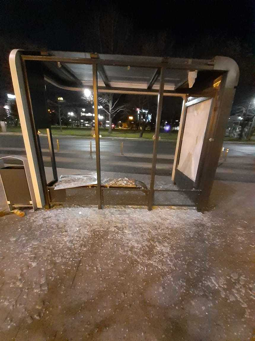 Poliţia Locală Bucureşti a evaluat pagubele în urma protestului: Patru staţii STB vandalizate, costul fiind de aproximativ 32.000 euro – FOTO