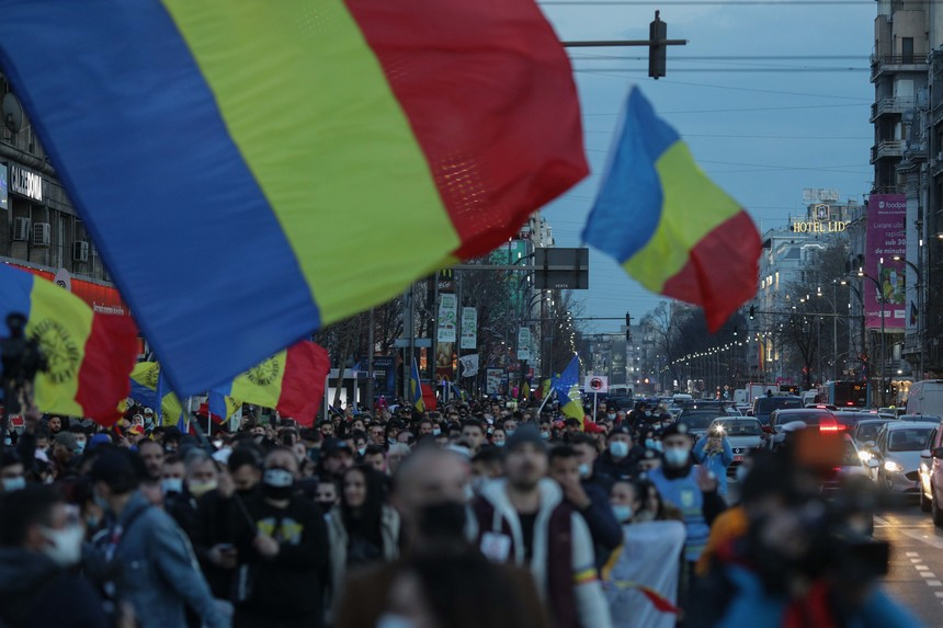 O nouă zi de proteste în Bucureşti şi în mai multe oraşe din ţară – Manifestanţii poartă steaguri tricolore şi scandează lozinci împotriva guvernanţilor, cerând libertate / ”Jos cu starea de alertă”