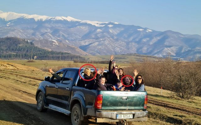 Raluca Turcan, fotografiată într-o remorcă, fără mască de protecţie, alături de preşedintele CJ Sibiu şi alte şase persoane, între care un copil / Unul dintre cei cu care a participat la acţiunea de împădurire, internat în spital cu coronavirus