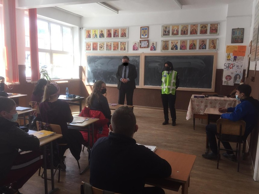 Sorin Cîmpeanu, despre profesorul din Suceava care apărea într-o fotografie cu masca desenată: Greşeala îi aparţine profesorului de matematică, fără doar şi poate