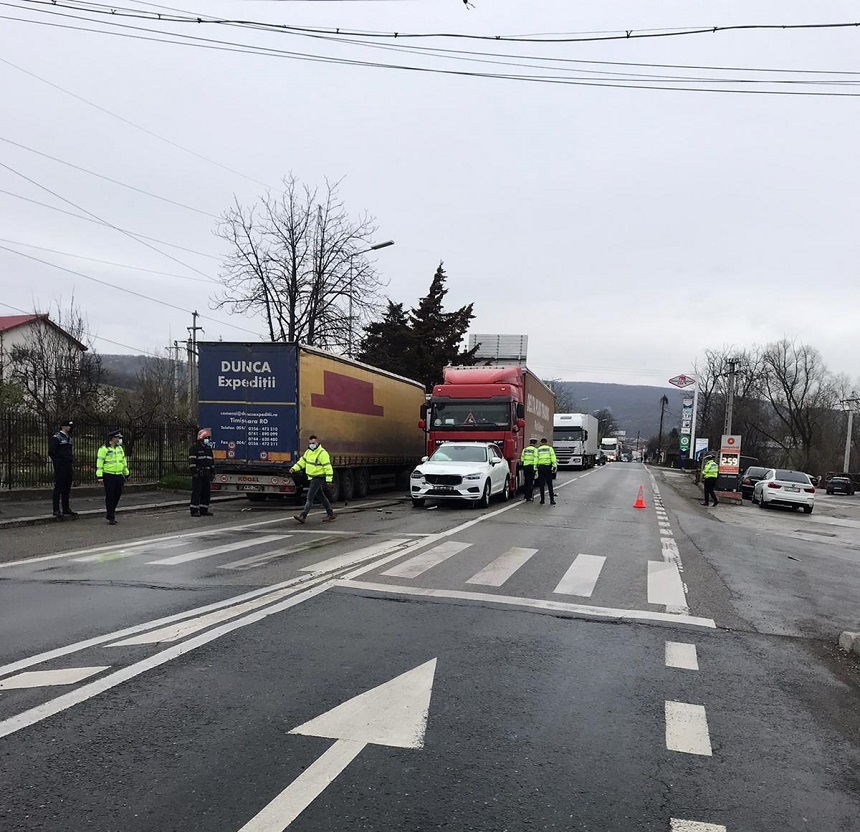 Accident cu trei victime, între care doi copii, pe DN 7, în judeţul Vâlcea. Traficul este blocat la kilometrul 177