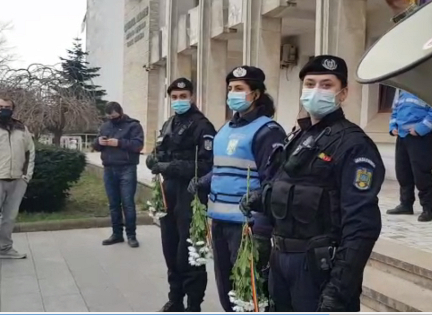 Proteste la Constanţa faţă de restricţiile impuse pentru a preveni răspândirea COVID-19 – Protestatarii au oferit flori celor trei femei jandarm care asigură ordinea publică la Prefectura Constanţa – FOTO, VIDEO