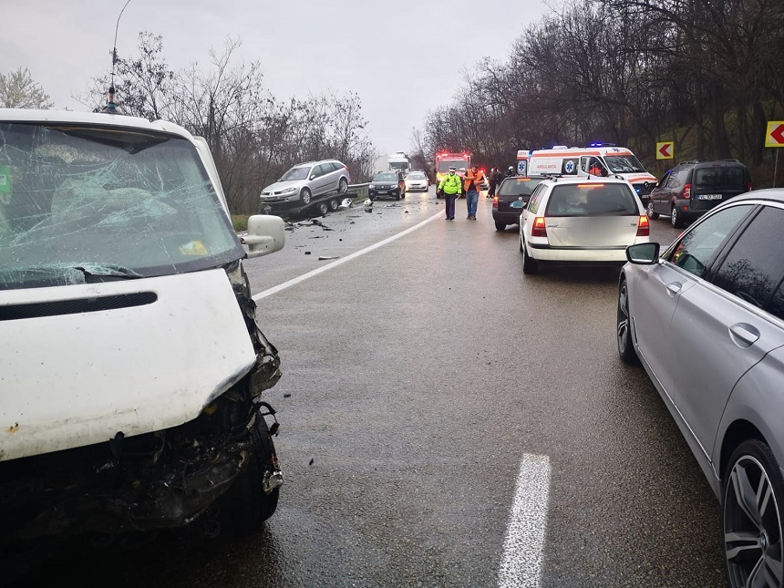 Două accidente rutiere au avut loc sâmbătă după amiază, pe DN 7, unul în judeţul Vâlcea, celălalt în Argeş – FOTO