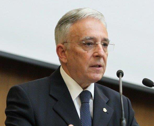 Mugur Isărescu a contestat la Curtea Constituţională articolul nou introdus în lege în baza căruia i-a fost deschis proces de colaborator al Securităţii