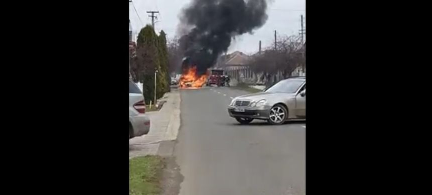 Maşină cuprinsă de flăcări, la Arad. Incendiul nu s-a soldat cu victime – VIDEO