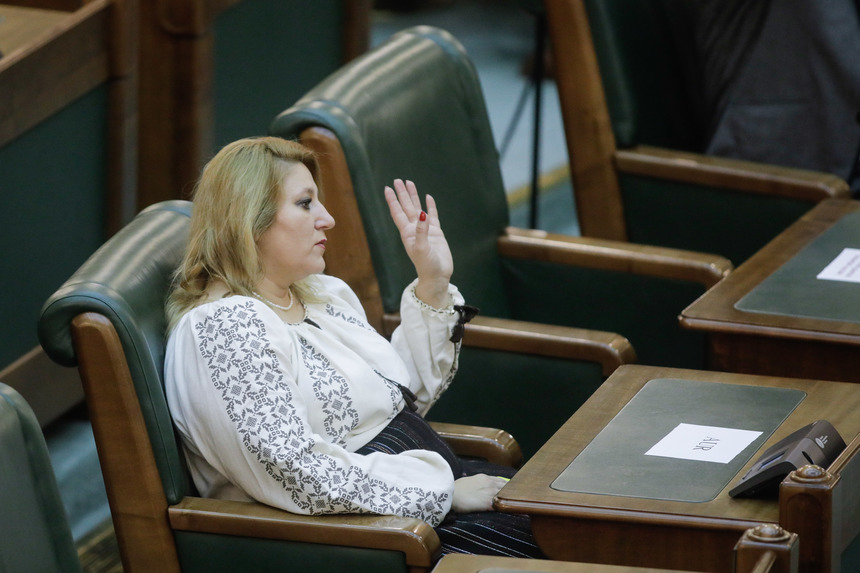 Alina Gorghiu, scrisoare către grupurile parlamentare în care propune sancţionarea senatoarei Diana Şoşoacă: Nu poartă mască de protecţie în sala de plen şi instigă la ură şi haos în luările de cuvânt