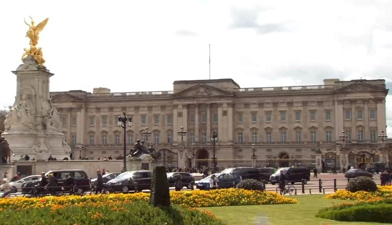 Britanicii îl omagiază pe prinţul Philip la Palatul Buckingham şi la Castelul Windsor – Buchete de narcise, crini şi mesaje de condoleanţe transmise reginei au fost depuse în faţa porţilor – VIDEO