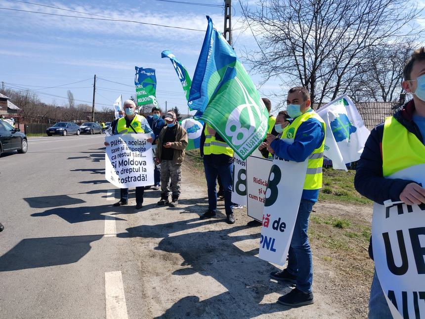 Protest cu sute de maşini pe drumurile din Moldova prin care oamenii cer Guvernului urgentarea construirii de autostrăzi în regiune -FOTO