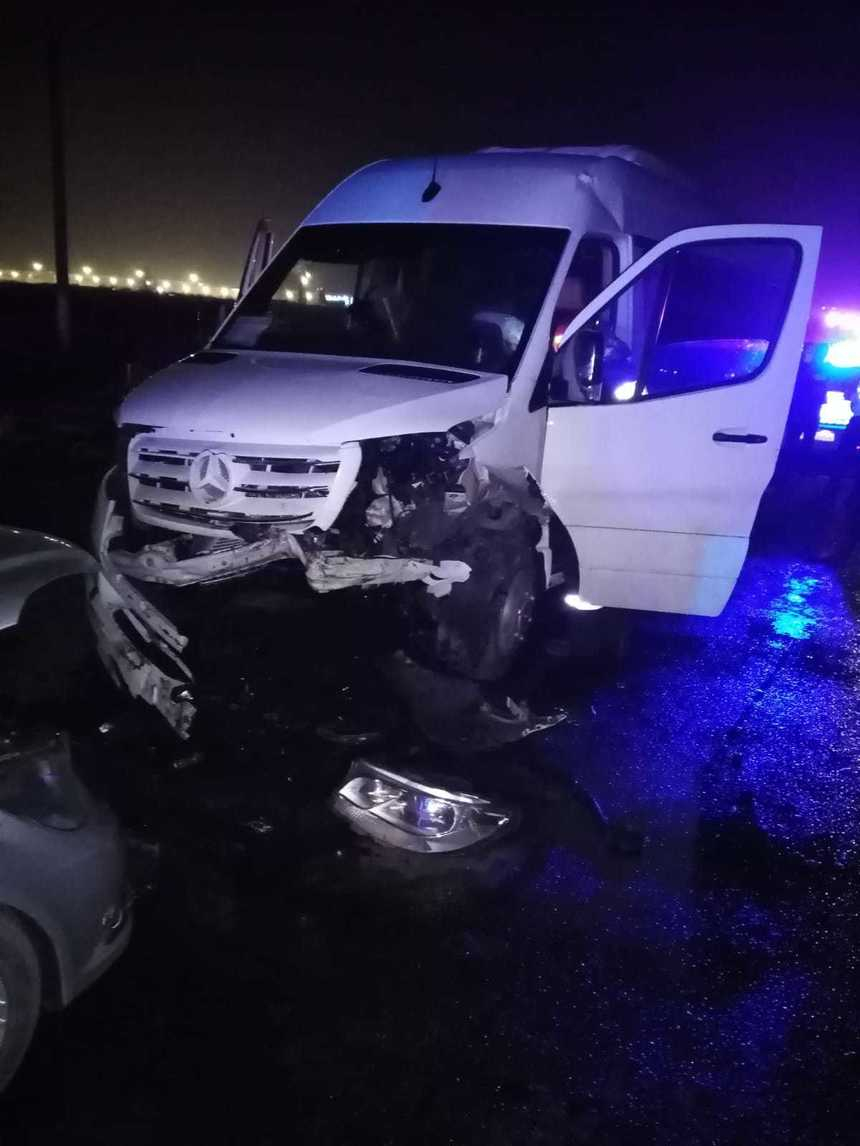 Şase persoane, rănite într-un accident în care au fost implicate un autoturism şi un microbuz cu pasageri, în Giurgiu – FOTO