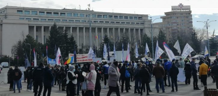 Marile confederaţii sindicale protestează în PIaţa Victoriei: Guvernul Cîţu, ostil dialogului social şi interesului general, trebuie să plece