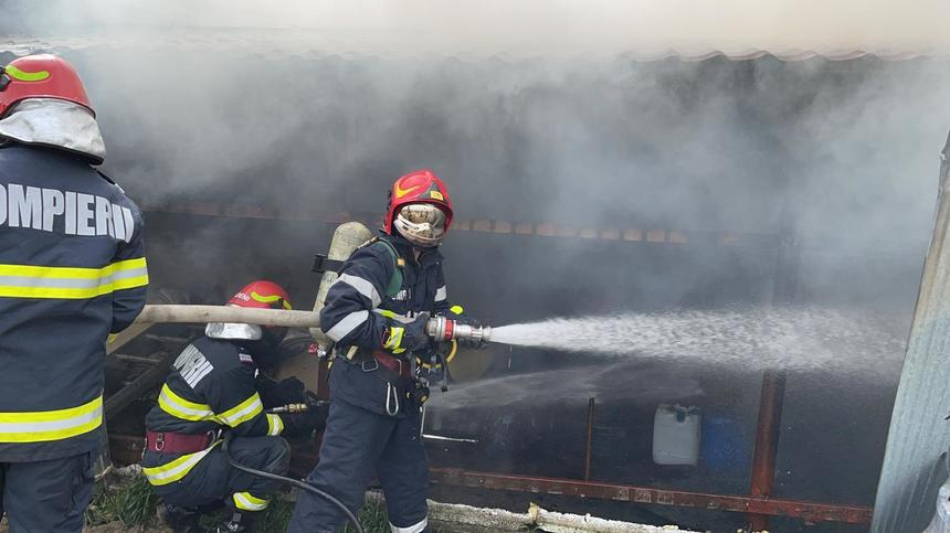 Incendiu la un service auto din Capitală, pompierii intervenind cu şase autospeciale/ O persoană a suferit arsuri – FOTO