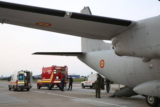 O aeronavă militară a transportat de la Bucureşti la Iaşi patru pacienţi cu coronavirus aflaţi în stare gravă