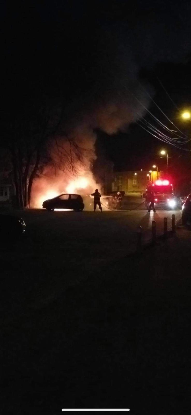 Anchetă la Tulcea, după ce persoane necunoscute au incendiat un autoturism / Maşina a ars în totalitate, alte două autoturisme parcate fiind avariate – VIDEO