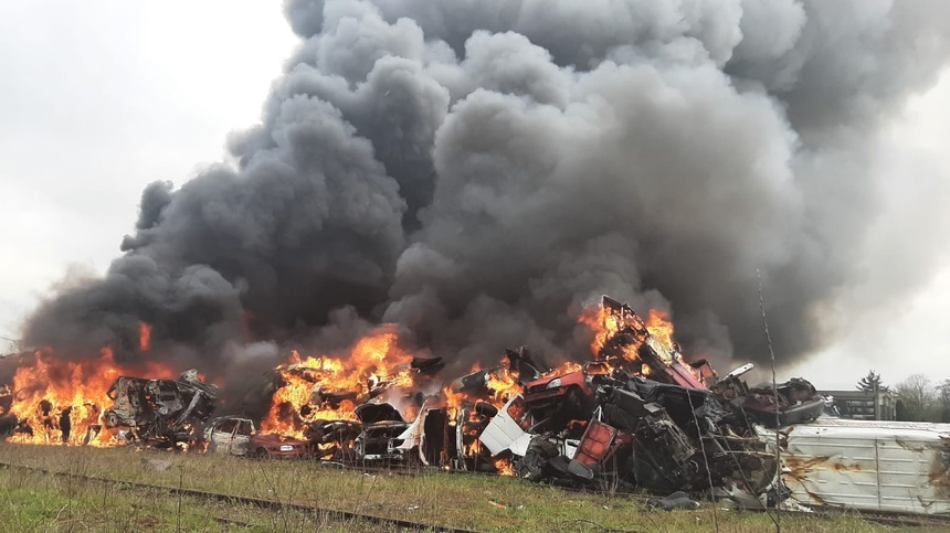 Hunedoara: Incendiu de proporţii, cu degajare mare de fum, într-un centru de colectare a fierului vechi din Simeria / Garda de Mediu măsoară gradul de poluare – FOTO