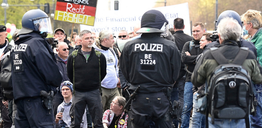 Ciocniri la Berlin între poliţie şi manifestanţi împotriva izolării din cauza covid-19