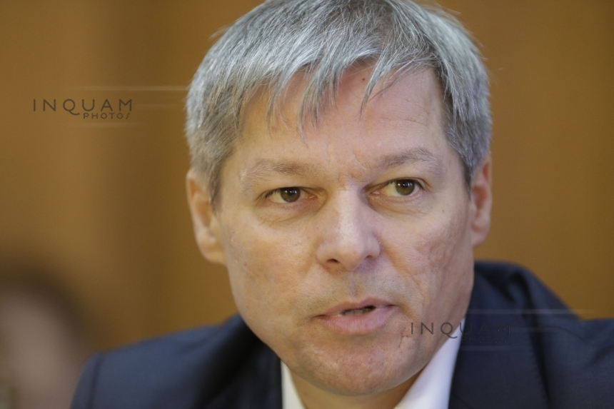 Cioloş:Vom include în Protocolul Coaliţiei de Guvernare principiul depolitizării administraţiei. Pentru funcţiile cu asumare politică vom organiza un proces de selecţie bazat pe competenţe. Funcţiile de demnitate publică nu trebuie privite drept cadouri