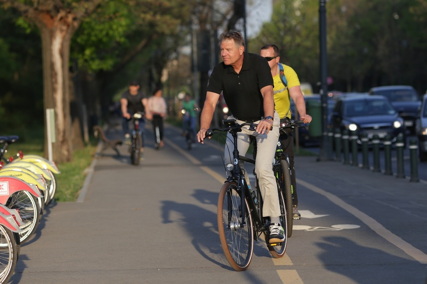 Klaus Iohannis merge cu bicicleta la Palatul Cotroceni, alăturându-se astfel campaniei Vinerea Verde