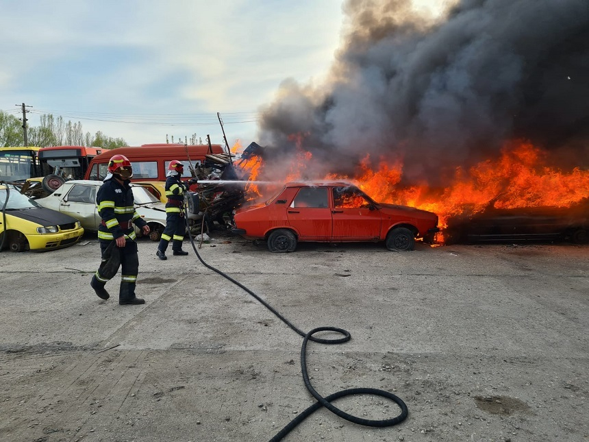 Incendiu în curtea regiei de transport din Craiova. 15 autovehicule dezafectate, distruse – FOTO