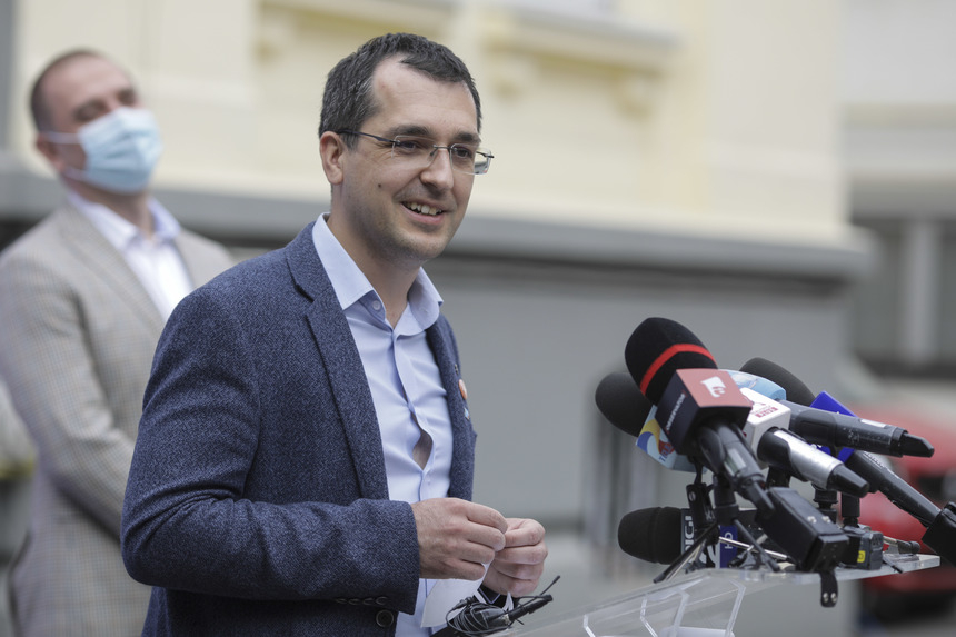 Vlad Voiculescu renunţă la funcţia de consilier general şi implicit la cea de viceprimar al Capitalei. Horia Tomescu, susţinut pentru a prelua postul