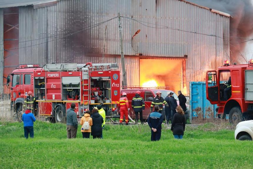 Buzău: Incendiu de proporţii la un centru de colectare a PET-urilor, cu risc de extindere la alte imobile / Au ars deja două maşini