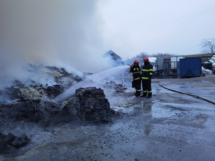 Buzău – Incendiul izbucnit marţi seară, la o societate de reciclare încă nu a fost stins