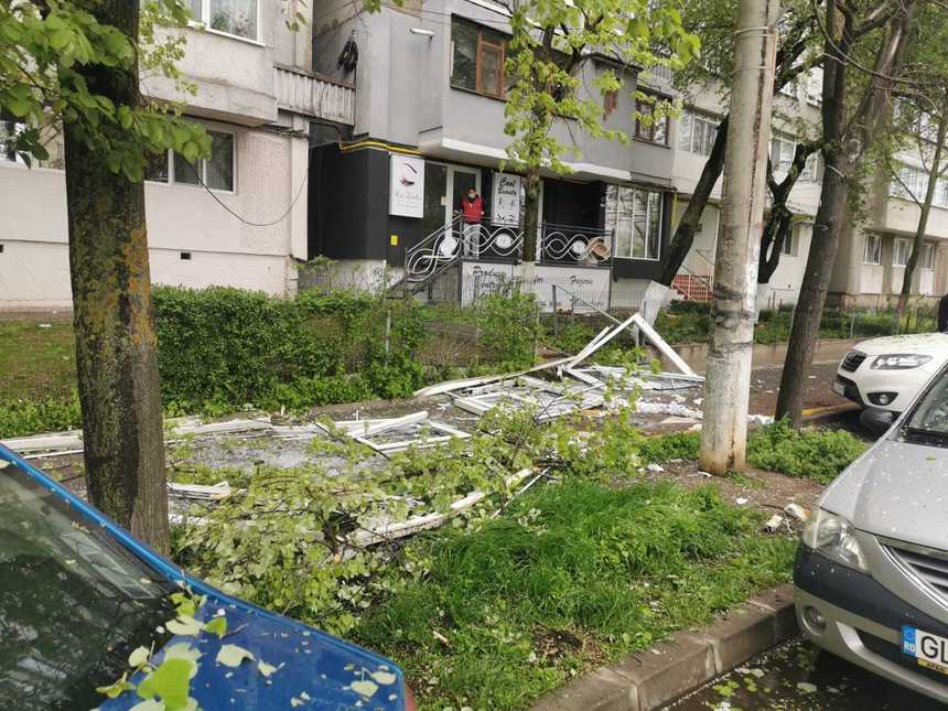 Explozie într-un apartament de la etajul 10 al unui bloc din Galaţi/ Proprietarul a suferit arsuri la mâini şi la faţă/ Geamurile de la balcon au căzut pe trotuar – VIDEO