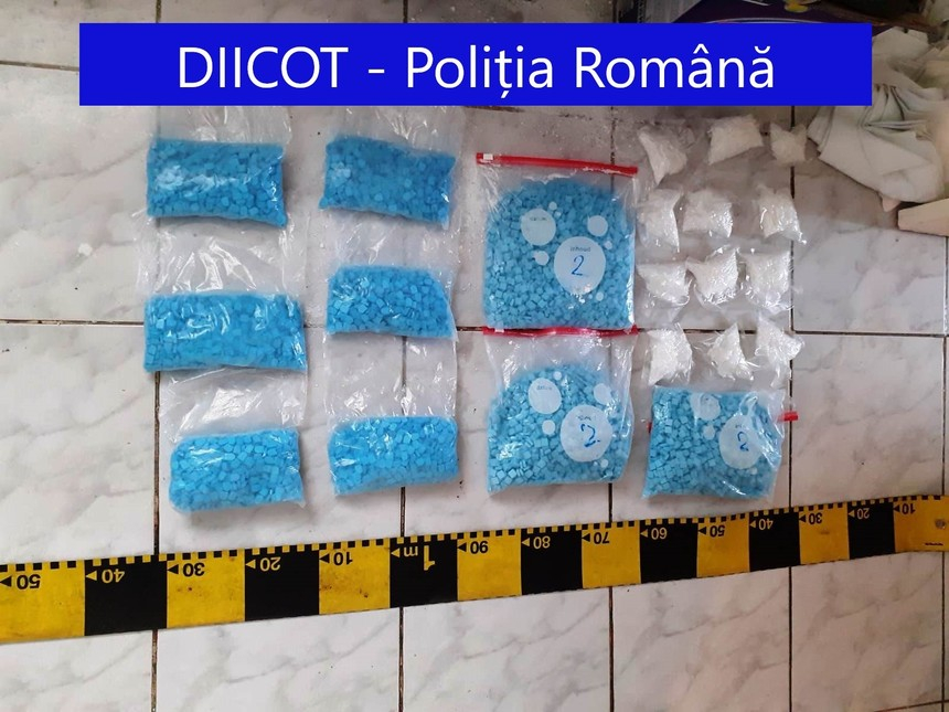 Constanţa: 18 percheziţii la o grupare specializată în trafic de droguri. Anchetatorii au ridicat mai multe tipuri de droguri, printre care cannabis, cocaină, ecstasy/ Şase persoane, reţinute – VIDEO