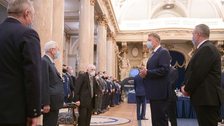 Klaus Iohannis a semnat decretele pentru înaintarea în grad a doi veterani de război