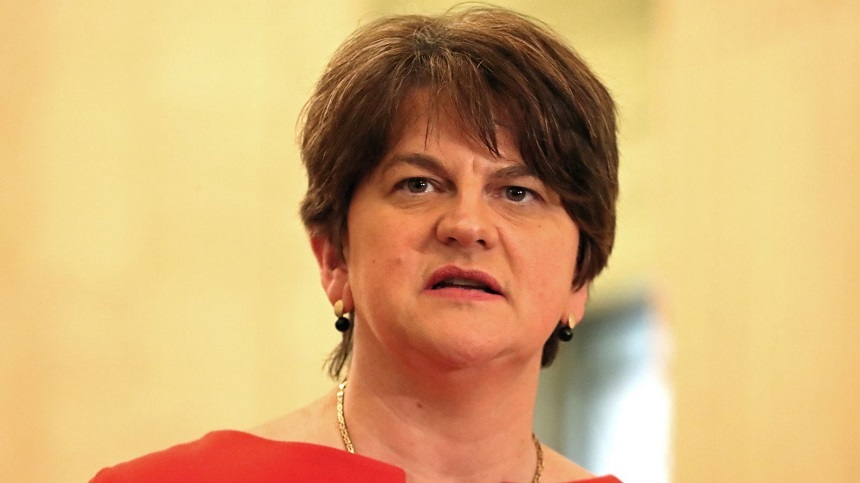 Premierul Irlandei de Nord, Arlene Foster, va demisiona la sfârşitul lunii iunie, cedând presiunilor membrilor propriului partid