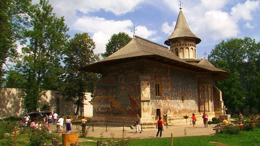 Transmisiune directă de la Catedrala Patriarhală, concerte, reportaje, filme şi ediţii speciale, în oferta televiziunilor în zilele de Paşti – FOTO